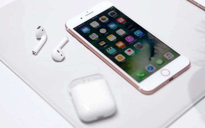 107814864_the_apple_iphone7_and_airpods_are_displayed_during_an_apple_media_event_in_san_francisco_c-large_transdnlujdsj-bduoidvkvevwcxqszajogygbic1-5m7moa